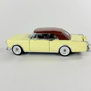 Welly 1953 Packard Caribbean Convertible Cream 1:24 Diecast Classic Car